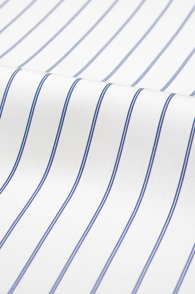 Hvit business-skjorte i poplin med marineblå striper