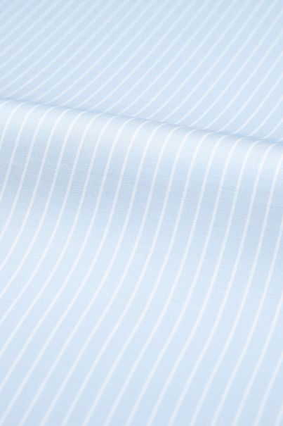 Lyseblå- og hvitstripet business-skjorte i twill