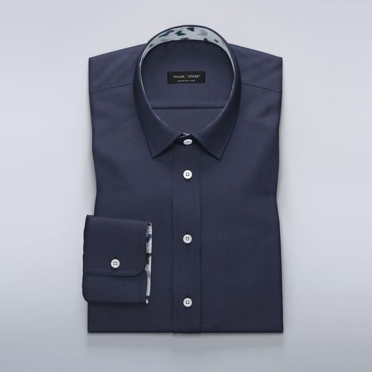 Satengskjorte med blått sommerfuglprint på kontraststoffet