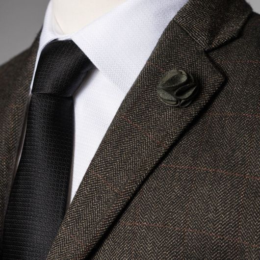 Olivengrønn jakkeslagsnål