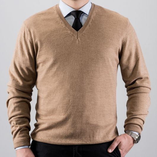 Camel farvet sweater i merino uld med V-hals