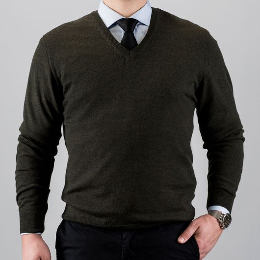 Grøn sweater i merino uld med V-hals