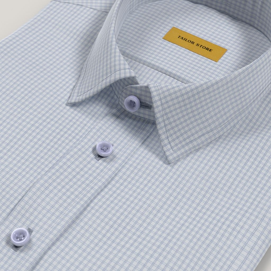 Herre-skjorte i lys blå med små tern, skræddersyet i bomuld 