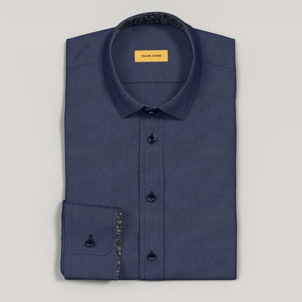 Marineblå skjorte med marineblå blomsterprint i kontrastfarve