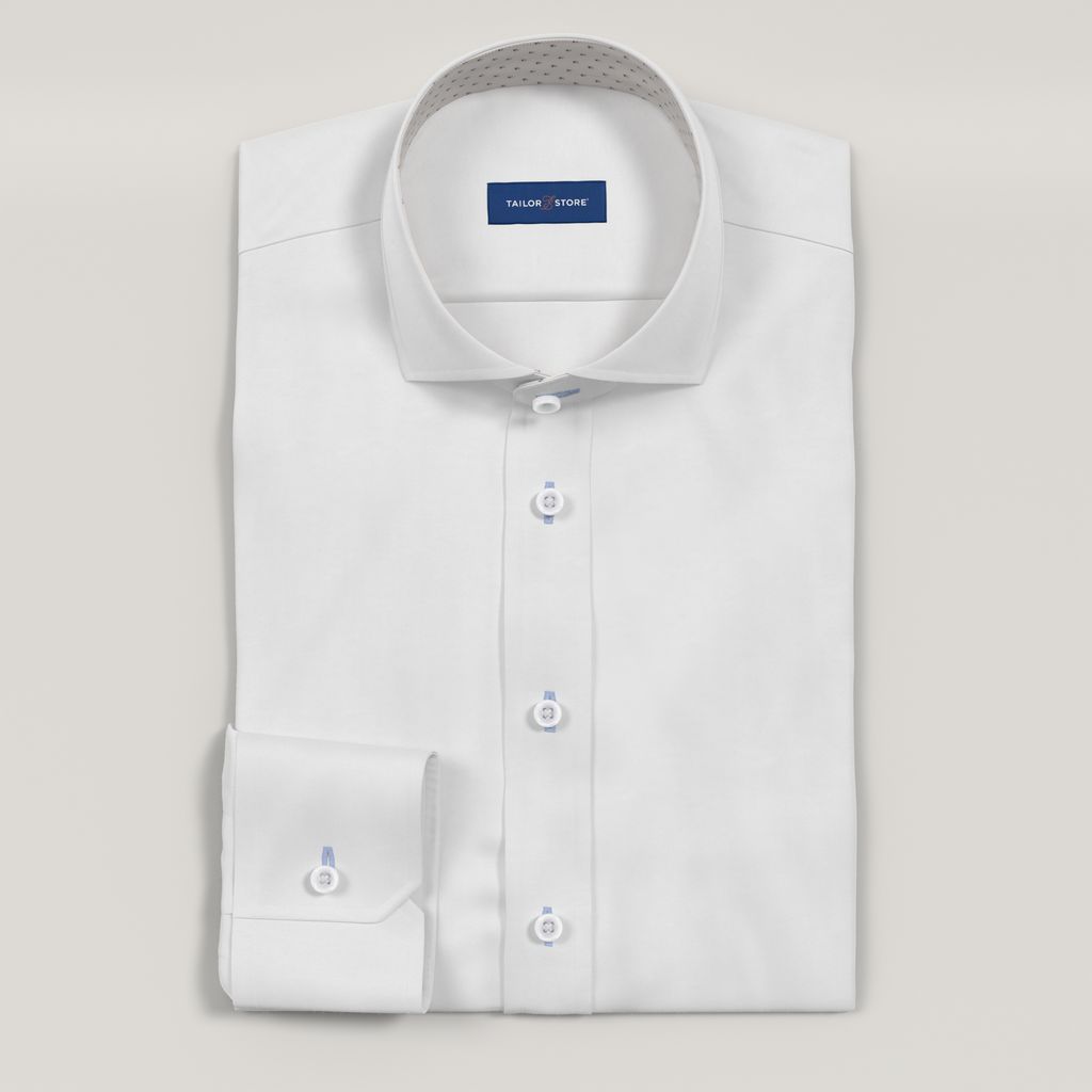Chemise en satin blanc à motif floral bleu contrastant