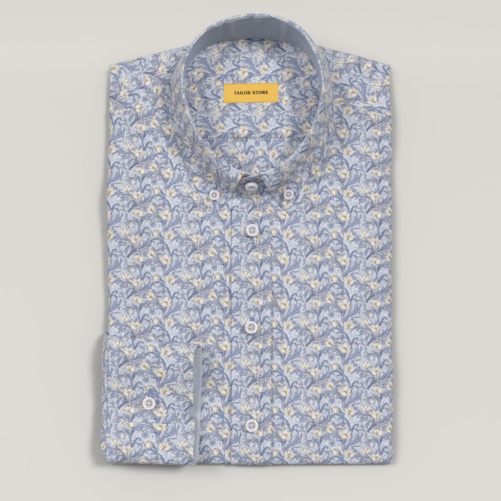 Blå skjorta i satinväv med blommönster och ljusblå kontraster
