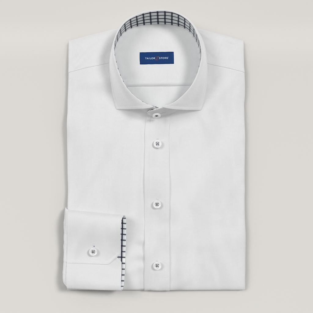 Chemise blanche à armure satin avec un motif à carreaux bleu marine contrastant