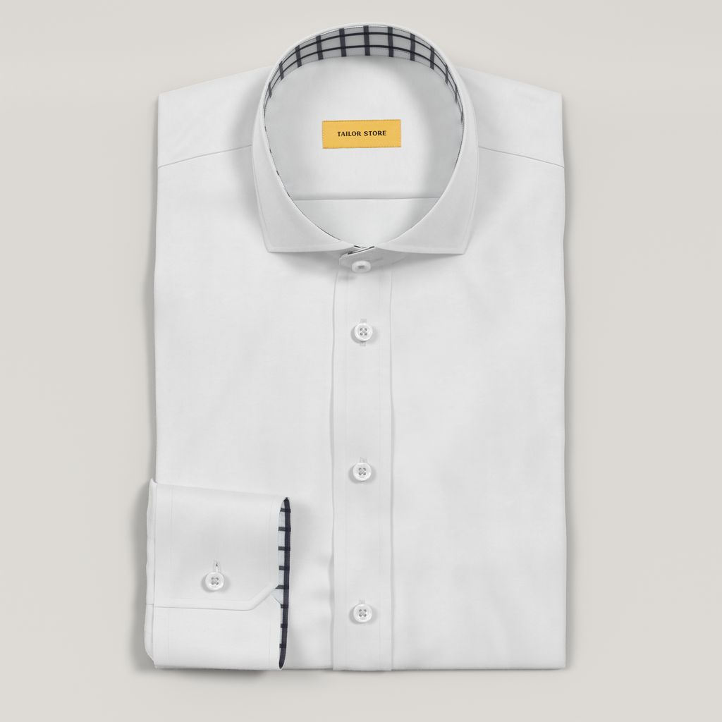 Chemise blanche à armure satin avec un motif à carreaux bleu marine contrastant