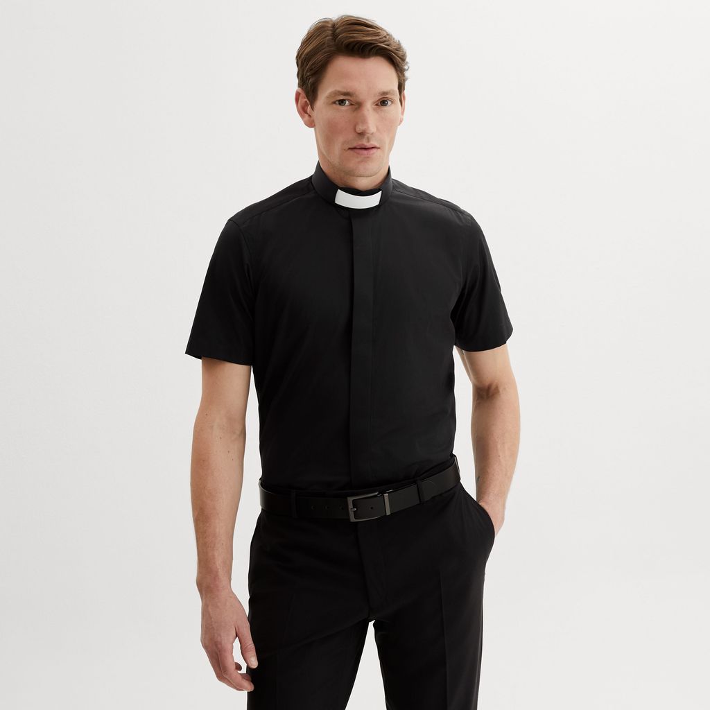Svart prästskjorta