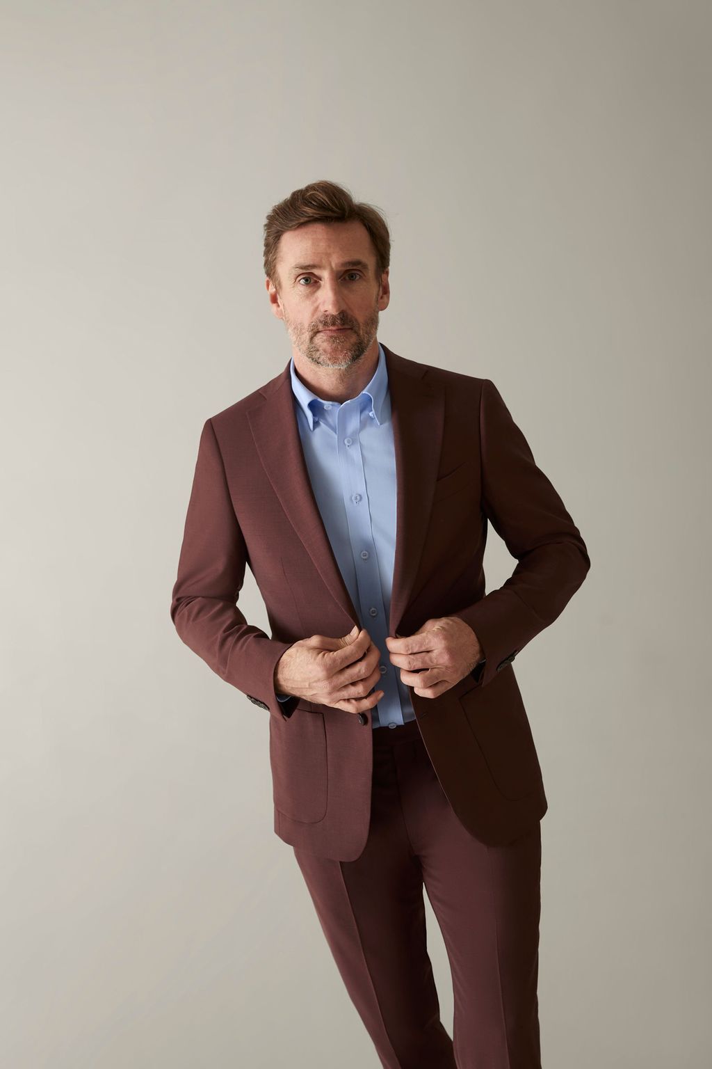 Bourgognefarvet todelt jakkesæt