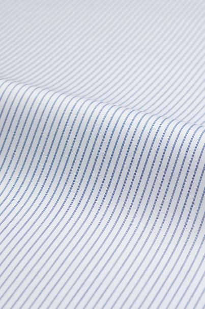 Blau gestreiftes Business-Hemd