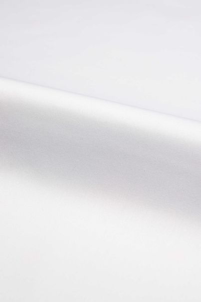 Weißes bügelfreies Businesshemd 