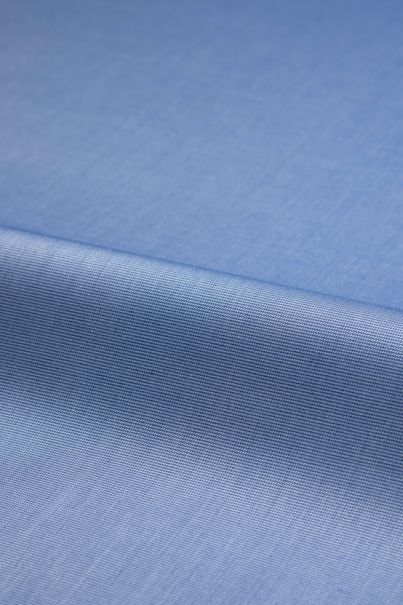 Blau kariertes bügelfreies Business-Hemd