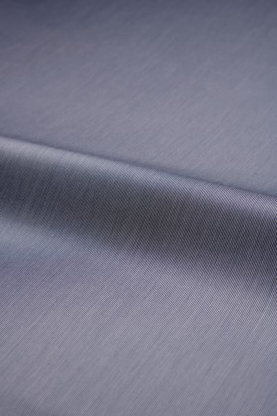 Marineblau und weiß gestreiftes bügelfreies Business-Hemd.
