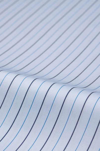 Hellblaues Business-Hemd mit breiten Streifen