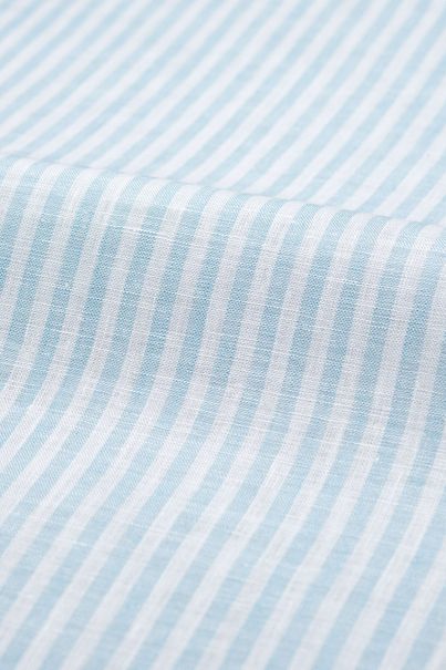 Chemise en lin bleu clair à rayures et à manches courtes