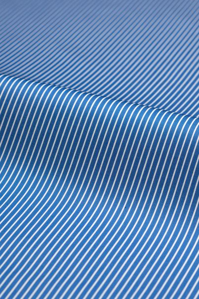 Blaues Hemd mit dünnen weißen Streifen