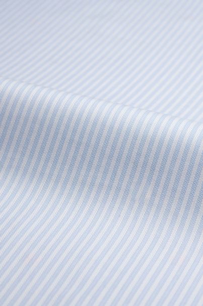 Blau gestreiftes Business-Hemd