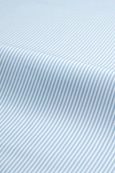 Hellblau gestreiftes Business-Hemd