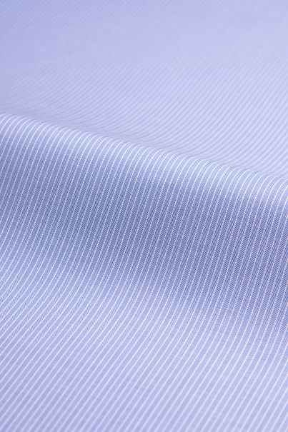 Blau gestreiftes bügelfreies Business-Hemd