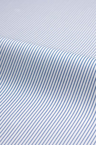 Blau-weißes Business-Hemd