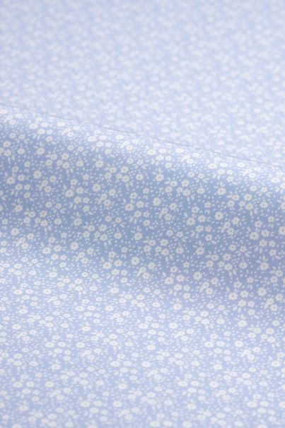 Chemise sur mesure à motifs floraux bleu clair avec des détails contrastés bleu clair