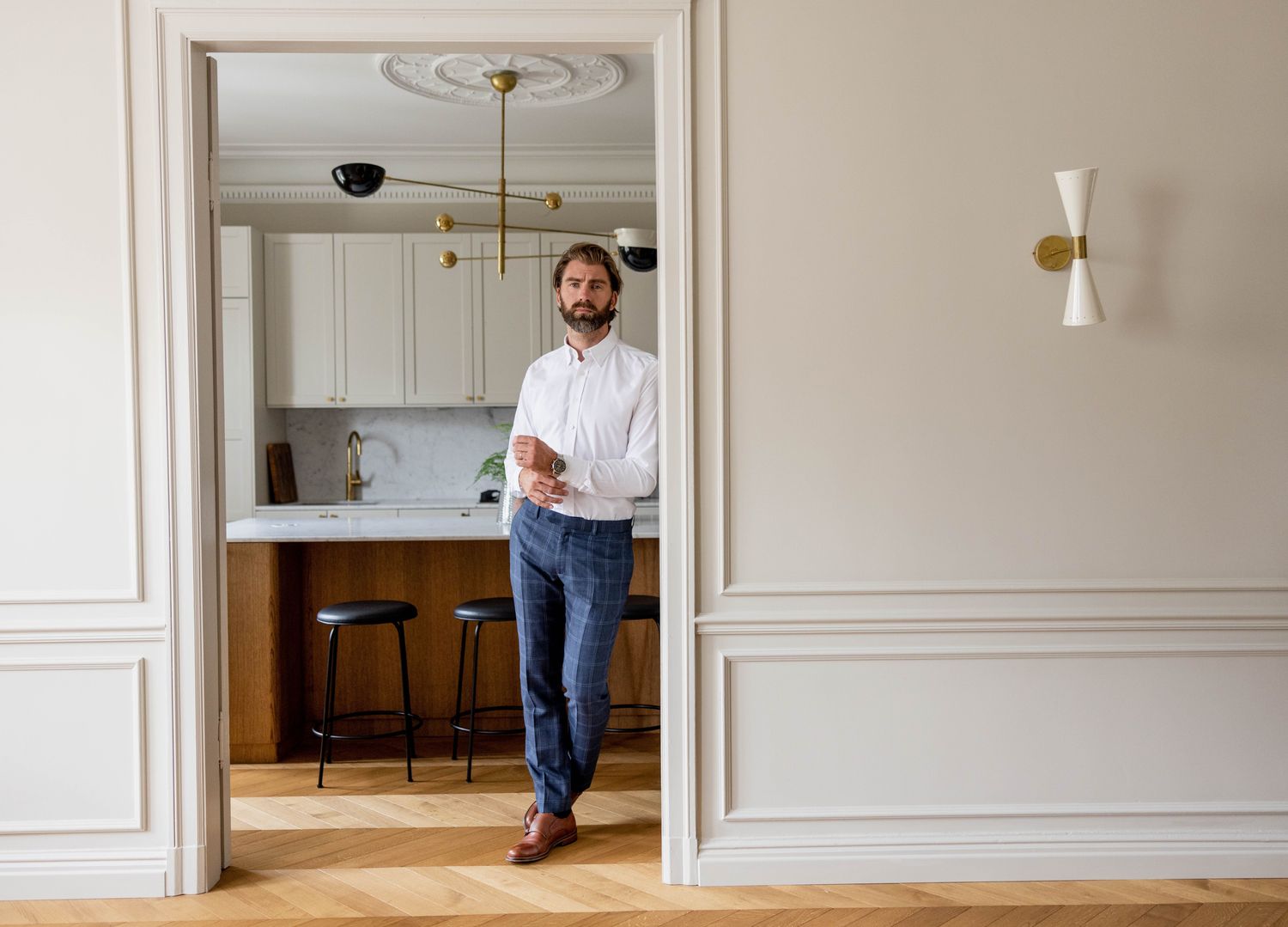 En enkel men klassisk look med vit skjorta och blå rutiga kostymbyxor från Tailor Store.