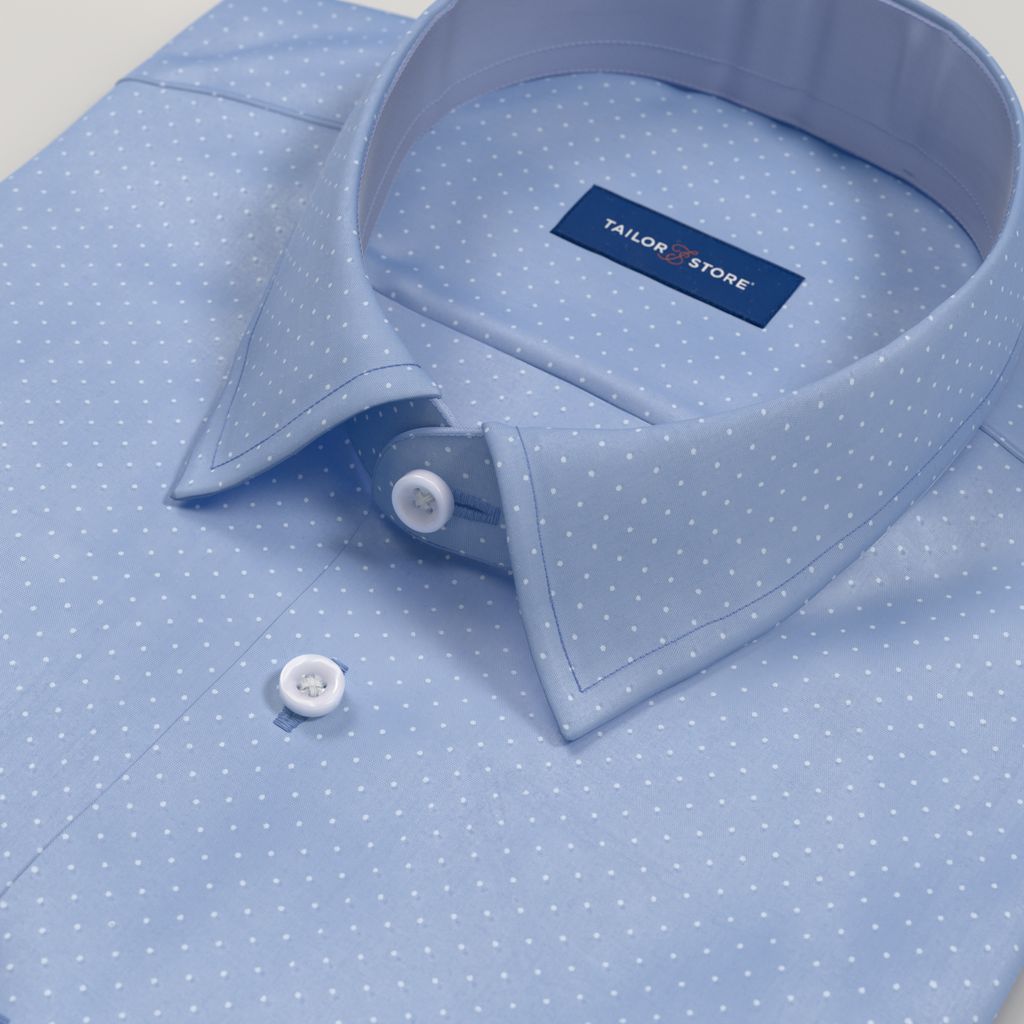 Chemise en popeline bleu clair à pois avec des détails bleus contrastés