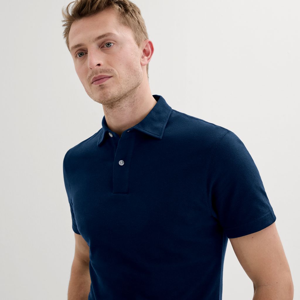Tiefblaues Poloshirt